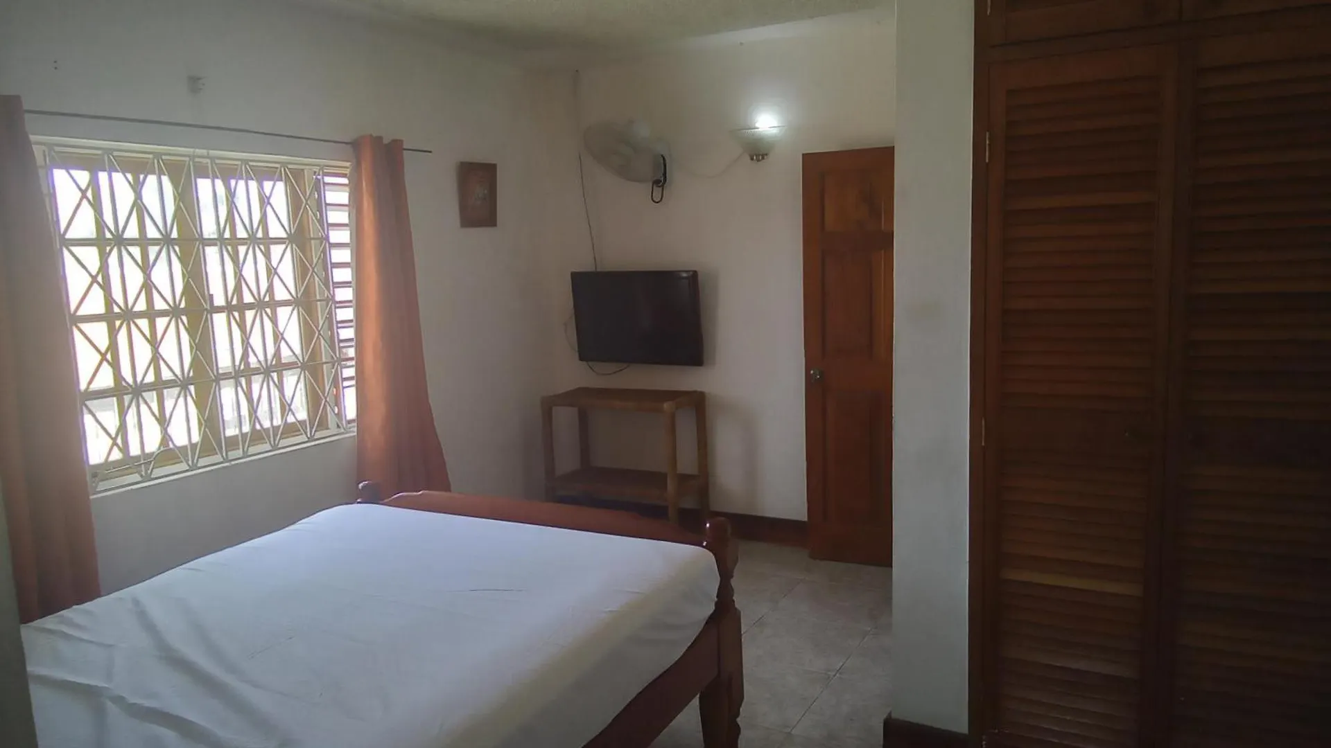 Comfort Rooms Content  0*, Content (Saint Mary)